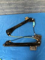 D_677329-MLM95978675968_102025-F.jpg Elevador Puerta Delantera Izquierda Mercedes Cla 2020 2025