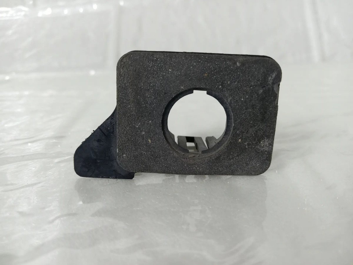 D_754609-MLM85932666837_062025-F.jpg Soporte Sensor Estacionamiento Audi Q5 2008 2025